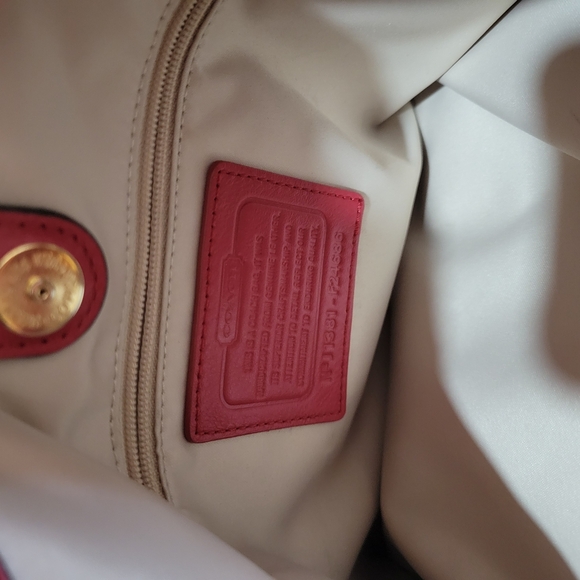 Elegant Red Leather Shoulder Bag - Picture 10 of 16